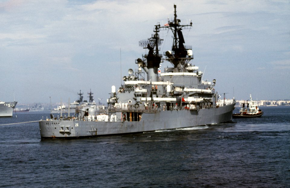 USS Belknap (CG-26) enters Augusta Bay, Sicily (Italy), 17 October 1987 (6433632)