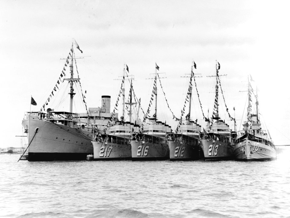 USS Black Hawk (AD-9), USS Whipple (DD-217), USS John D. Edwards (DD-216), USS Smith Thompson (DD-212), USS Barker (DD-213) and USS Heron (AM-10) at anchor at Manila on 15 November 1935 (80-G-1025121)