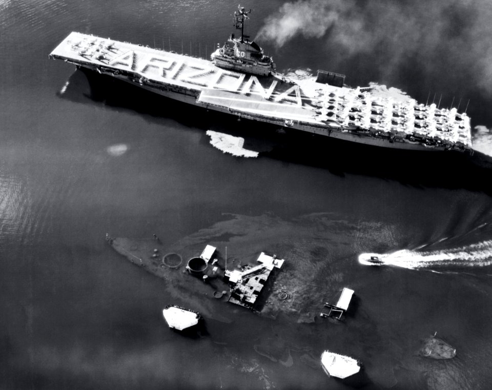 USS Bennington (CVA-20) passes the wreck of USS Arizona (BB-39) in Pearl Harbor, Hawaii (USA), on 31 May 1958 (USN 1036055)