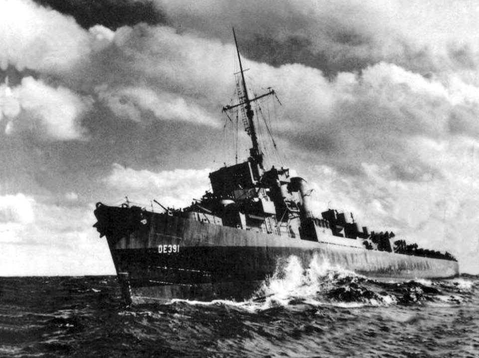 USS Chambers (DE-391) underway at sea, circa in 1944