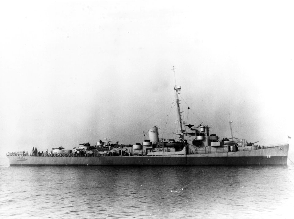 USS Camp (DE-251) off the New York Naval Shipyard (USA), on 2 April 1944 (NH 91557)