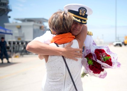 USS Bunker Hill (CG 52) homecoming 150604-N-IK388-051