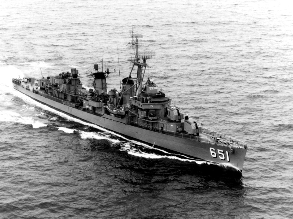 USS Cogswell (DD-651) underway off the coast of California (USA) on 26 January 1963 (NH 107204)
