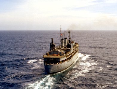 USS Dixie (AD-14) underway 1976 (stern view)