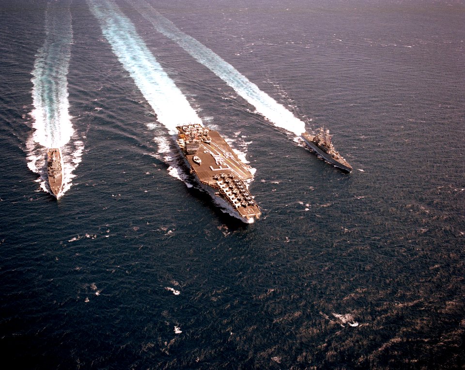 USS Enterprise (CVN-65), USS Truxtun (CGN-35) and USS Arkansas (CGN-41) underway in the Pacific Ocean on 17 September 1986 (6517417)