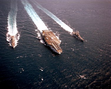 USS Enterprise (CVN-65), USS Truxtun (CGN-35) and USS Arkansas (CGN-41) underway in the Pacific Ocean on 17 September 1986 (6517417)
