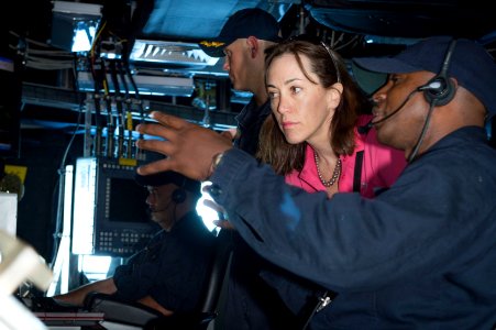USS Coronado’s Chief Engineer explains his watch as the Tactical Action Officer to Under Secretary of the Navy during Rim of the Pacific 2016. (28151330590)