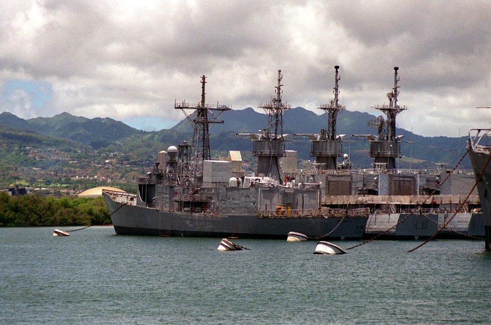 USS Duncan (FFG-10), USS Harold E. Holt (FF-1074) and USS Whipple (FF-1062) laid up at Pearl Harbor, Hawaii (USA), on 31 May 1996 (6495379)