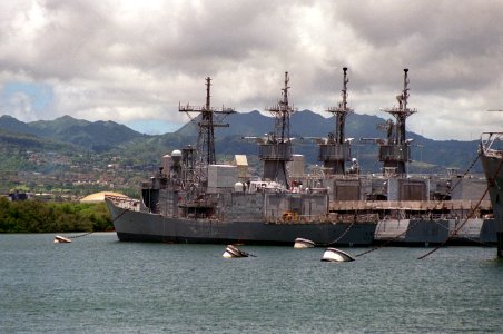 USS Duncan (FFG-10), USS Harold E. Holt (FF-1074) and USS Whipple (FF-1062) laid up at Pearl Harbor, Hawaii (USA), on 31 May 1996 (6495379) photo