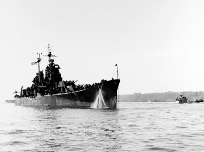 USS Columbus (CA-74) off New York City in October 1945 (NH 81121)