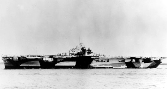 USS Franklin (CV-13) underway, circa in May 1944 (NH 67671)