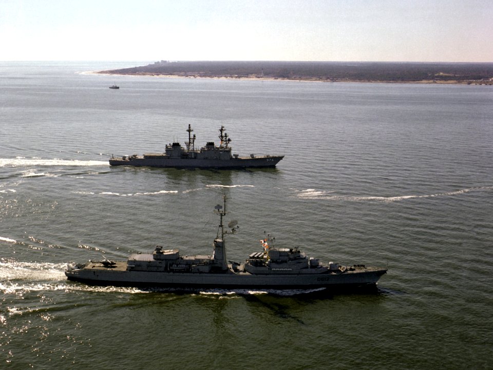 USS Comte de Grasse (DD-974) and the French destroyer De Grasse (D612) underway in Chesapeake Bay on 20 October 1981 (6349177)