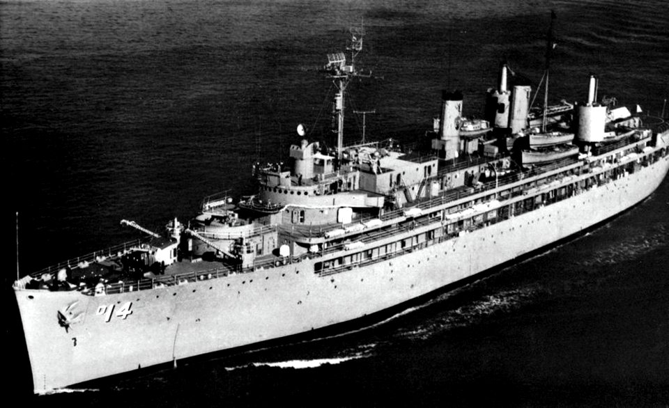 USS Dixie (AD-14) underway at sea, in 1962