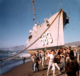 USS George A. Johnson (DE-583) aground at Sharp Park Beach, Pacifica, California (USA), in October 1966 (UA 536.14.01)