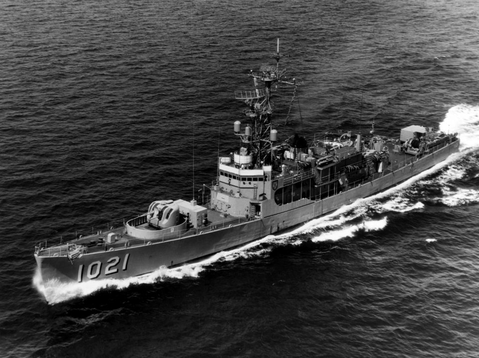 USS Courtney (DE-1021) underway in Narragansett Bay on 19 August 1970 (USN 1145175)