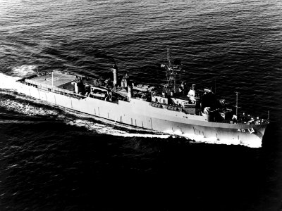 USS Fort Fisher (LSD-40) underway in the Atlantic Ocean on 24 October 1972 (NH 107643)