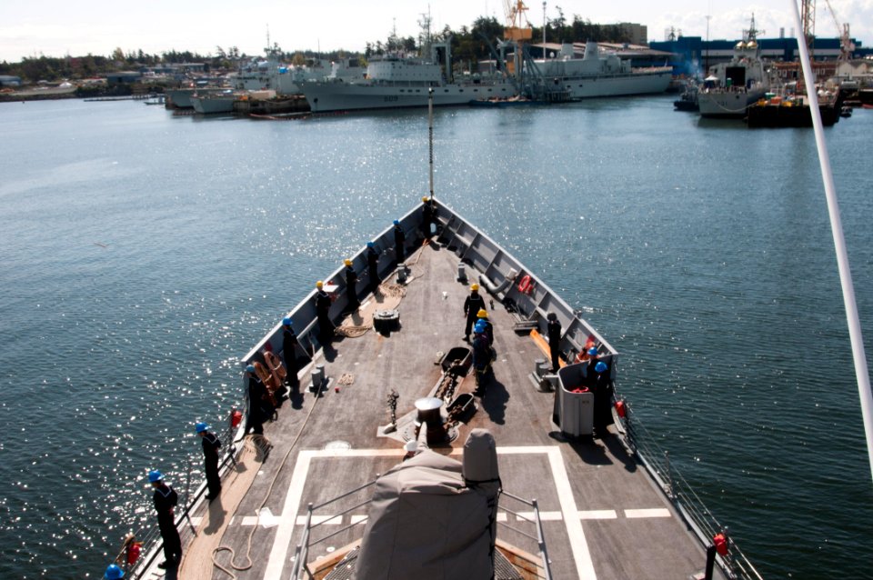USS Ford arrives in British Columbia. (8715224622)