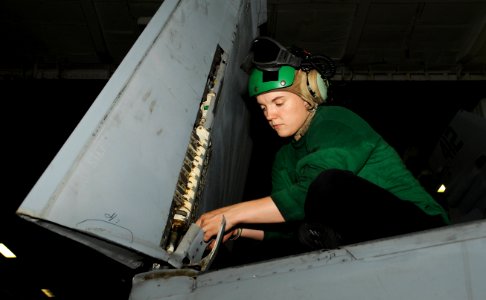 USS George H.W. Bush (CVN 77) 140708-N-MU440-020 (14425583840)