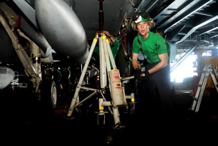 USS George H.W. Bush (CVN 77) 140708-N-MU440-006 (14611697152)