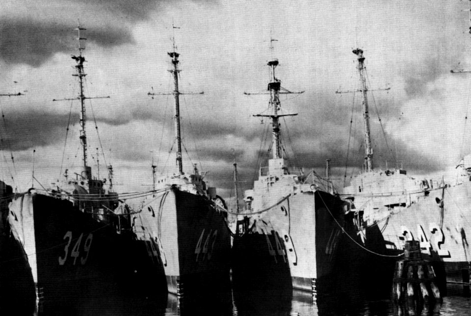 USS Gentry (DE-349), USS Kendall C. Campbell (DE-443), USS Hanna (DE-449) and USS Richard W. Suesens (DE-342) laid up at Vallejo, California (USA), in 1973