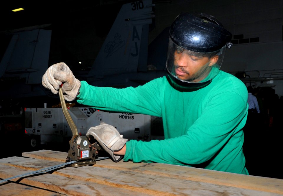USS George H.W. Bush (CVN 77) 140709-N-MU440-009 (14454237968)