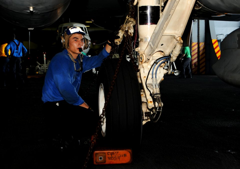 USS George H.W. Bush (CVN 77) 140707-N-MU440-036 (14417233109)