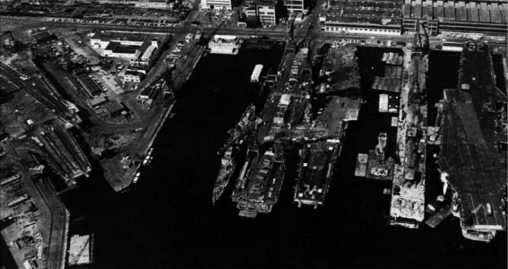 USS Franklin D. Roosevelt (CVA-42), USS Independence (CVA-62) and USS America (CVA-66) at the Norfolk Naval Shipyard, Virginia (USA), in 1969