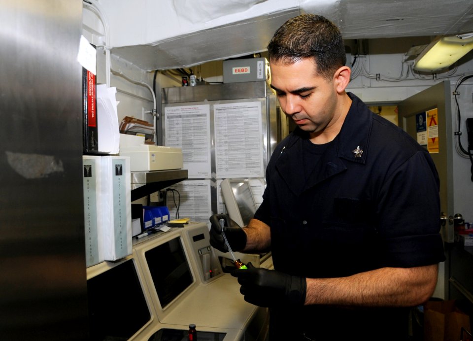 USS George H.W. Bush (CVN 77) 140706-N-MU440-014 (14590946161)