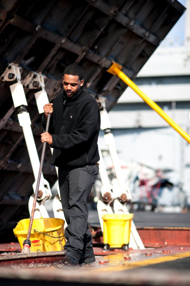 USS George H.W. Bush (CVN 77) 141111-N-MW819-109 (15585767190)