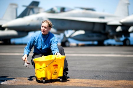 USS George H.W. Bush (CVN 77) 141023-N-MW819-063 (15612029611)