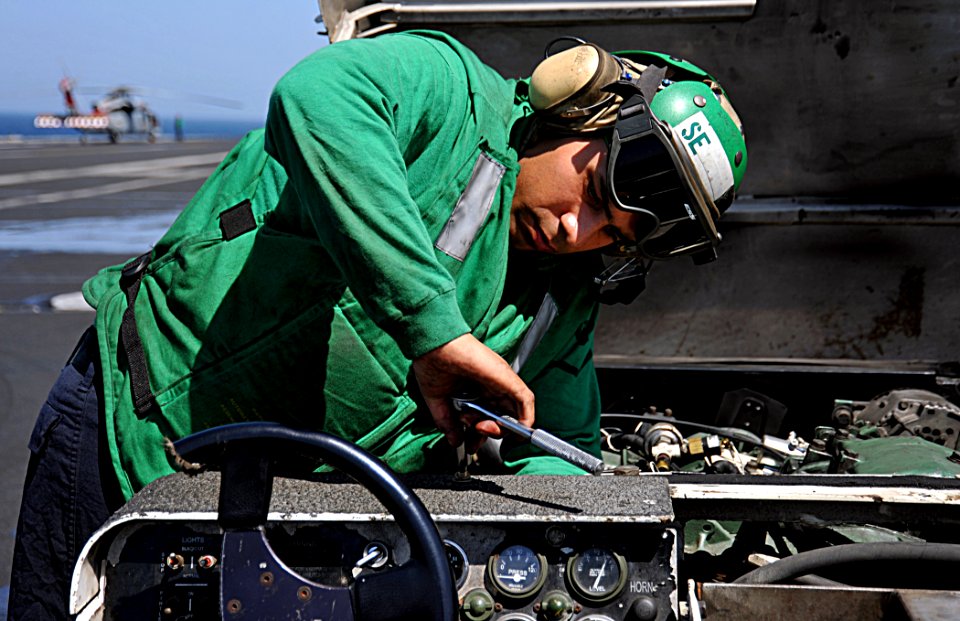 USS George H.W. Bush (CVN 77) 14140617-N-CS564-075 (14448019564)