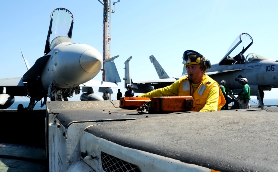 USS George H.W. Bush (CVN 77) 14140617-N-MU440-064 (14262525668)