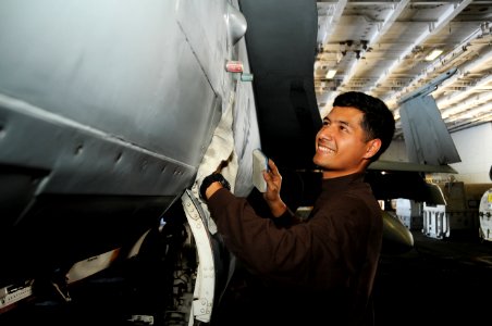 USS George H.W. Bush (CVN 77) 141111-N-MU440-073 (15772132232)
