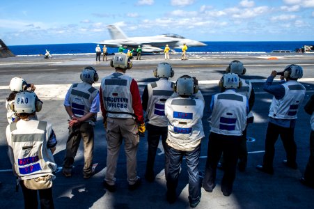 USS George Washington 140903-N-IP531-044