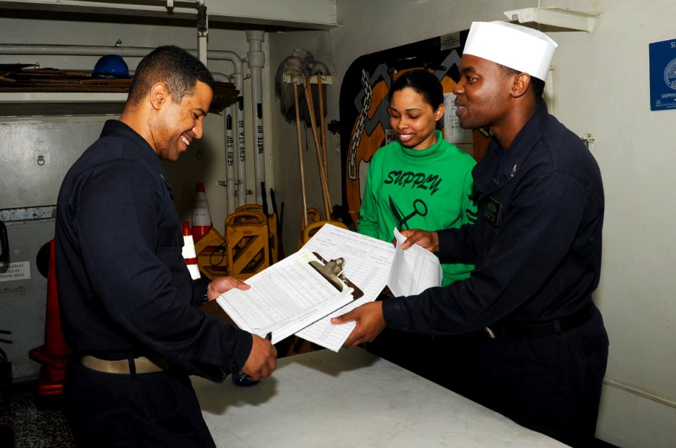 USS George H.W. Bush (CVN 77) 141112-N-MU440-005 (15593085260)