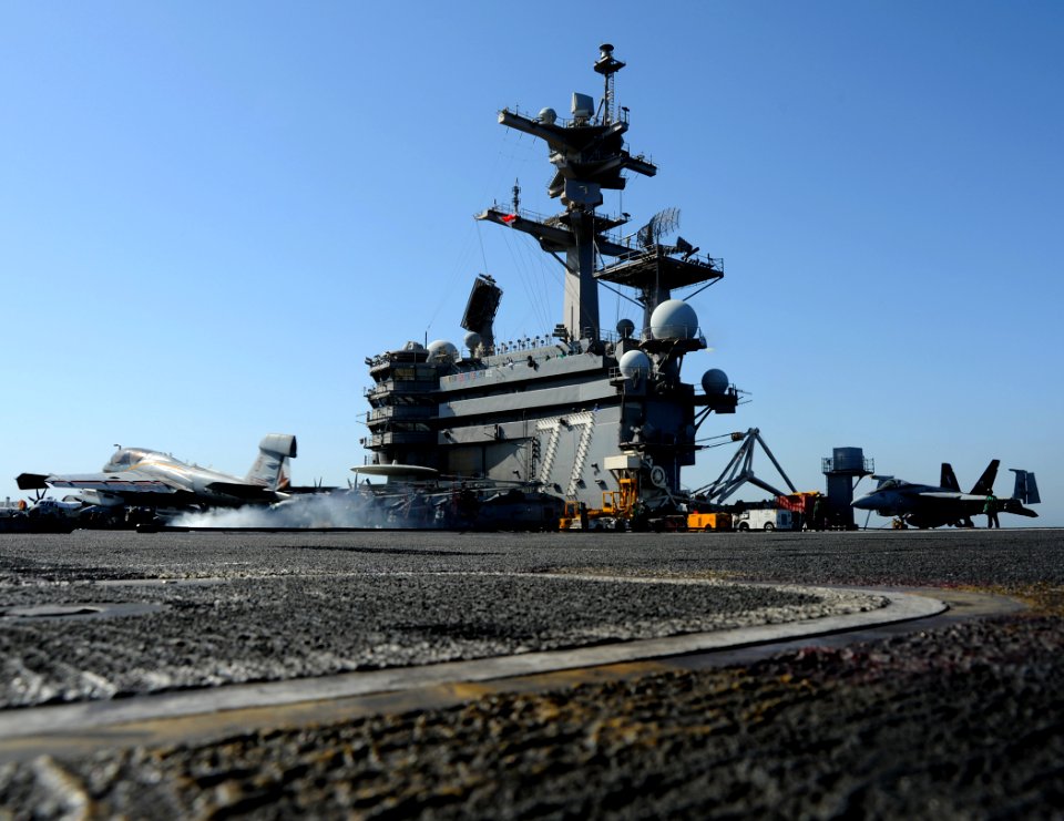 USS George H.W. Bush (CVN 77) 14140617-EY632-N-061 (14448029434)