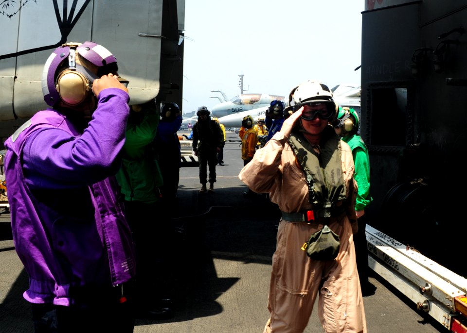 USS George H.W. Bush (CVN 77) 14140706-N-CZ979-002 (14591591534)