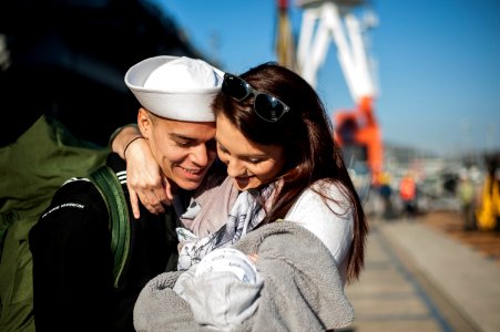 USS George Washington arrives 131205-N-BD107-032