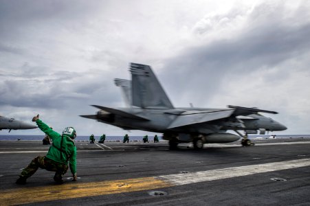 USS George Washington 140930-N-IP531-049