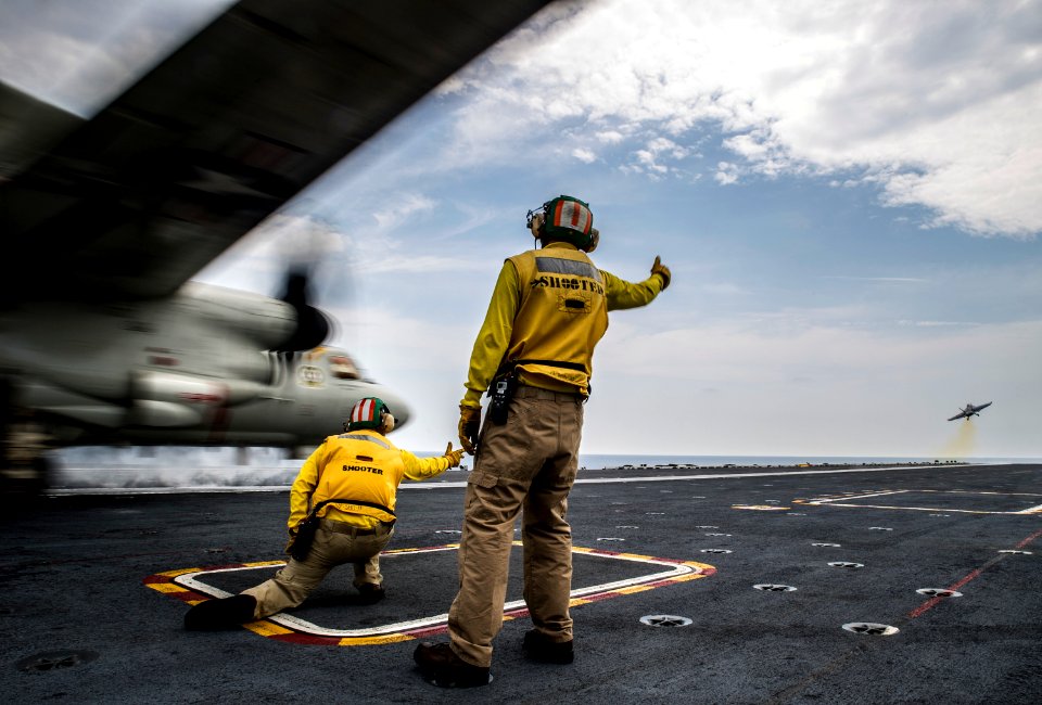 USS George Washington flight operations 141014-N-IP531-137