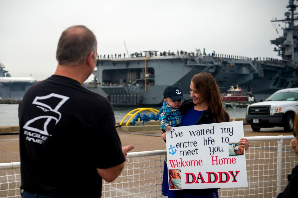 USS George Washington homecoming 151217-N-KG407-143