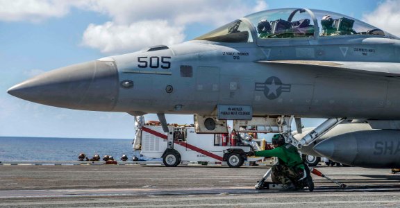 USS George Washington flight deck operations 140904-N-IC565-225