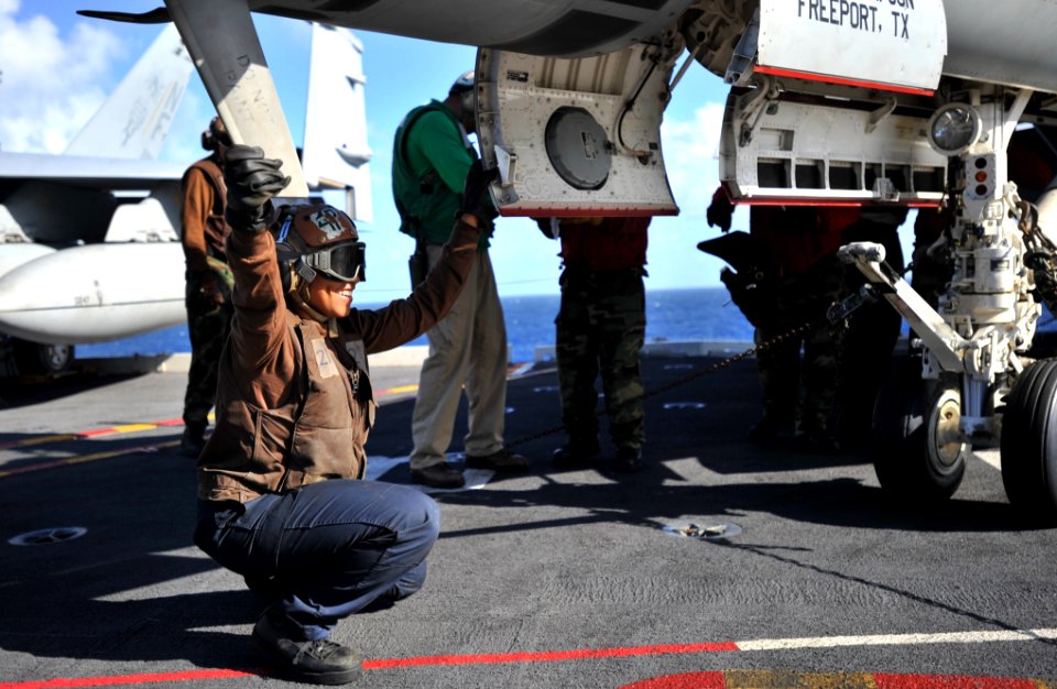 USS George Washington flight deck operations 130725-N-BD107-082
