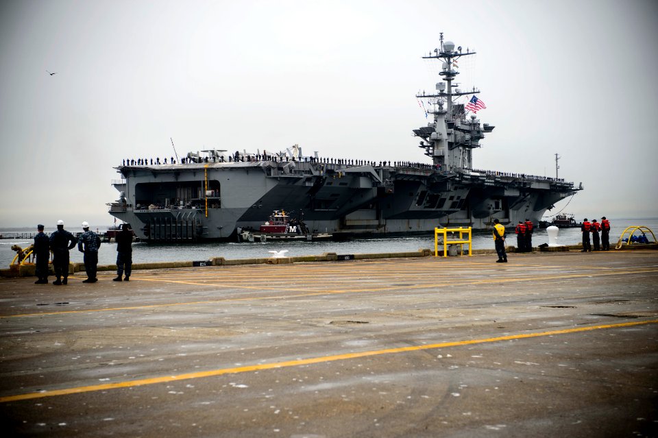 USS George Washington homecoming 151217-N-KG407-032