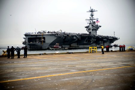 USS George Washington homecoming 151217-N-KG407-032