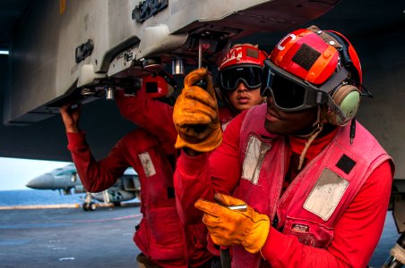 USS George Washington operations 141113-N-ZK360-086
