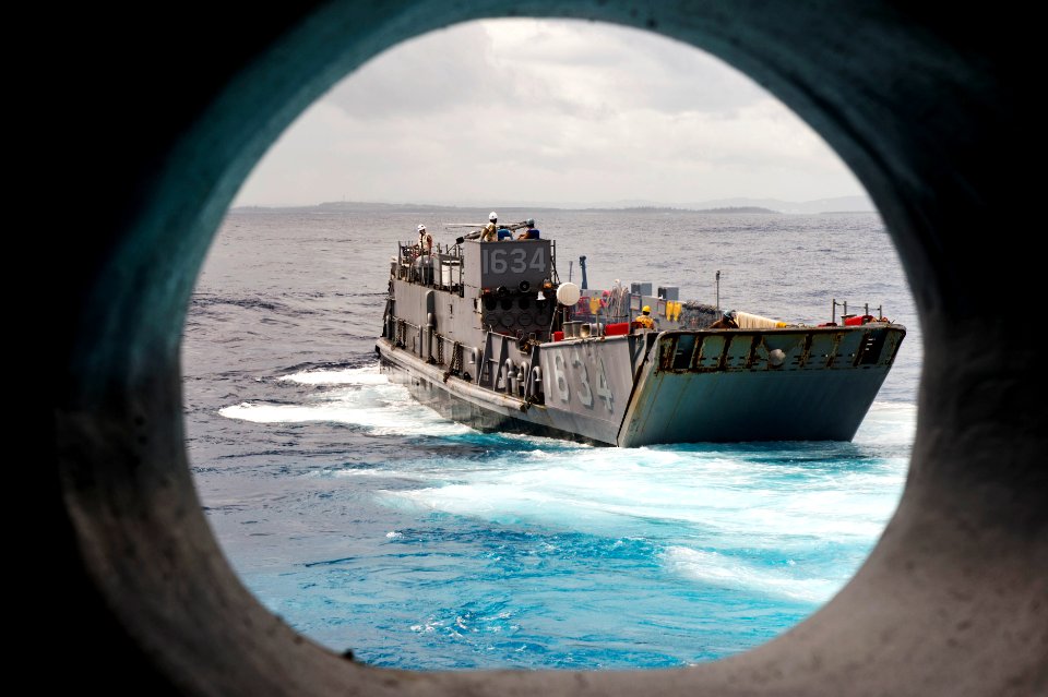USS Germantown 141101-N-UD469-068