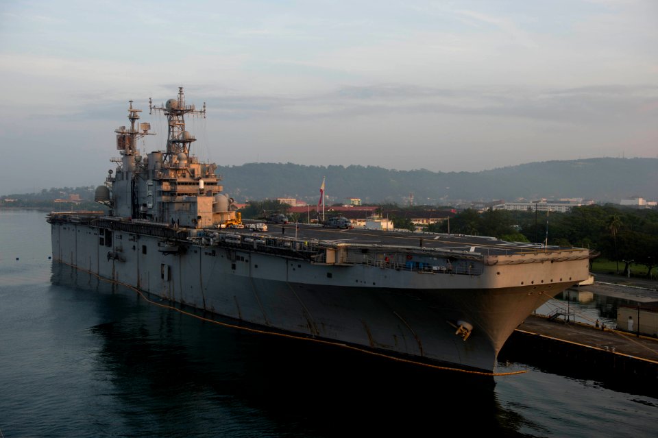 USS Germantown 140930-N-UD469-021