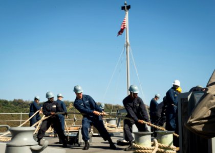 USS Germantown arrives at White Beach 141021-N-LP801-046