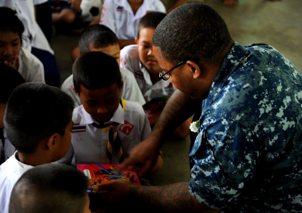 USS Germantown builds relationship with Thai School 120223-N-LP801-036